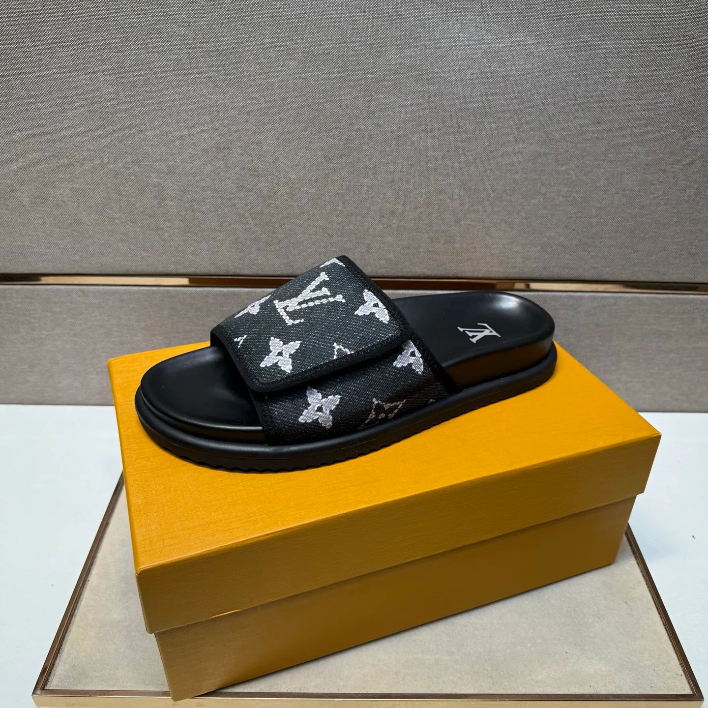 ⬛️Men's shoes 💰p320 [LV～] Men's casual slippers 2025z cabinet sales simultaneously 🔶Size: 38-44 #️⃣ 🔷2 colors🔜The upper is made of multi-material splicing➕Genuine leather lining, comfortable and breathable, sole: original comfortable and wear-resistant outsole, ⚠️Real shot📱Photographed🎬The real thing is better📢📢📢